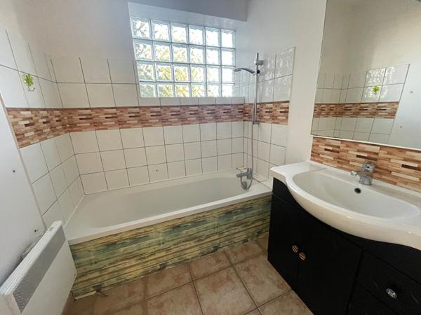 SAINT SATURNIN LES AVIGNON - MAISON DE PLAIN PIED EN COLLINE PROCHE VILLAGE A PIED AVEC TERRAIN DE 500 M² ET GARAGE