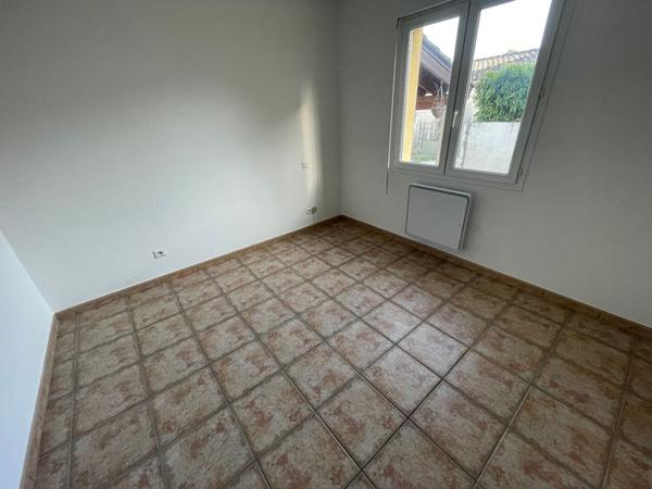 SAINT SATURNIN LES AVIGNON - MAISON DE PLAIN PIED EN COLLINE PROCHE VILLAGE A PIED AVEC TERRAIN DE 500 M² ET GARAGE