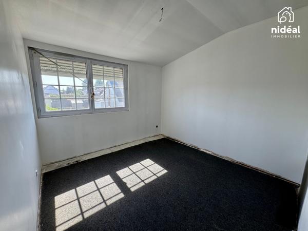 Masion semi-individuelle avec garage et jardin à améliorer