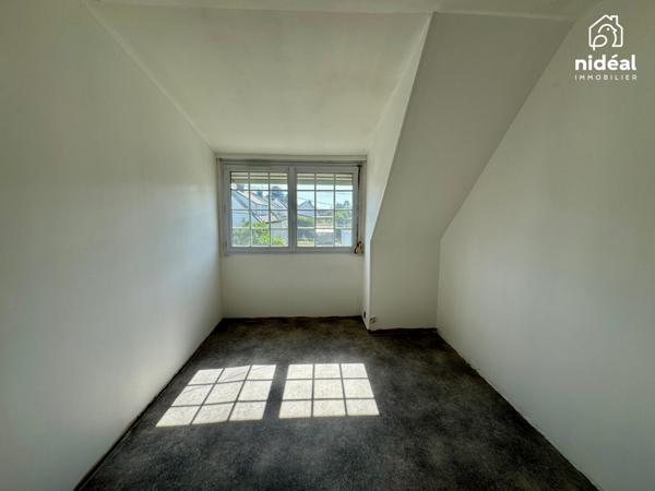 Masion semi-individuelle avec garage et jardin à améliorer