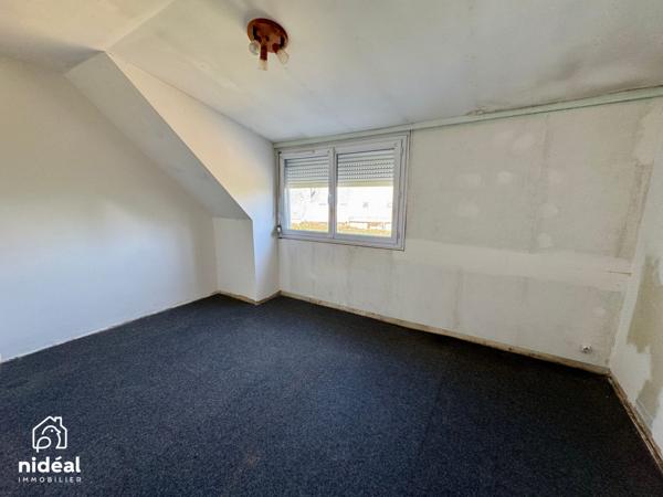 Masion semi-individuelle avec garage et jardin à améliorer