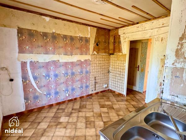 Masion semi-individuelle avec garage et jardin à améliorer