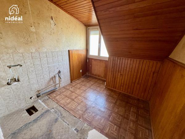 Masion semi-individuelle avec garage et jardin à améliorer