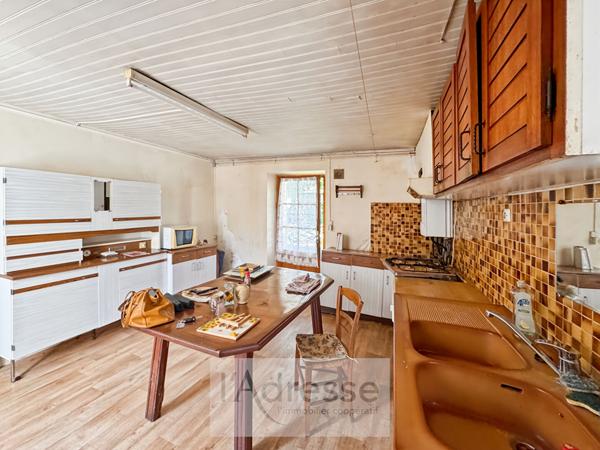 Maison en pierre avec jardin et dépendances et proche commerces