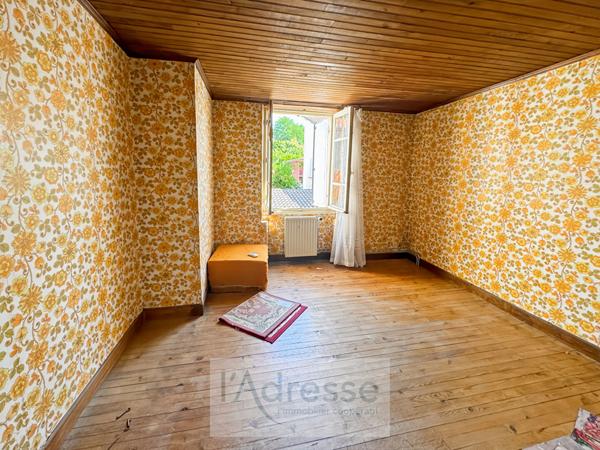 Maison en pierre avec jardin et dépendances et proche commerces