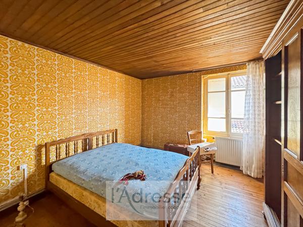 Maison en pierre avec jardin et dépendances et proche commerces