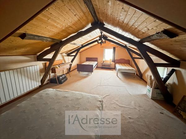 Maison en pierre avec jardin et dépendances et proche commerces