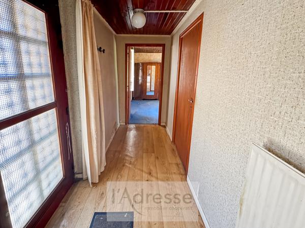 Maison en pierre avec jardin et dépendances et proche commerces