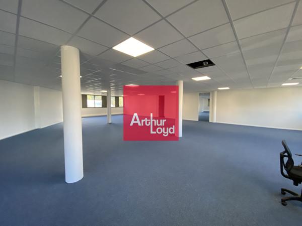 Bureau à louer 512 m² à Grenoble emplacement parking sous sol