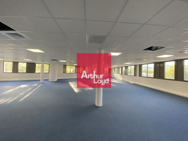 Bureau à louer 512 m² à Grenoble emplacement parking sous sol
