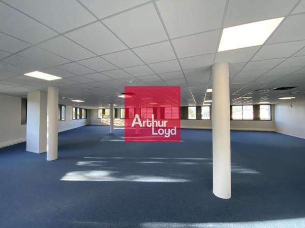 Bureau à louer 512 m² à Grenoble emplacement parking sous sol
