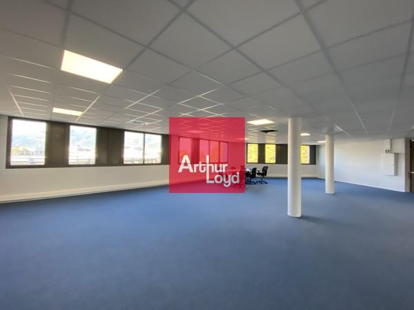 Bureau à louer 512 m² à Grenoble emplacement parking sous sol