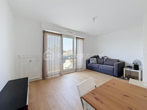 Évadez-vous dans le confort pratique de cet agréable appartement de 51 m², niché au cœur d'un quartier paisible tout en demeurant proche de l'animation urbaine. Profitez de la commodité d'un logement qui allie tranquillité et accessibilité.

Ce bien vous offre une pièce de vie spacieuse, s'ouvrant sur une cuisine fonctionnelle. Embrassez la lumière naturelle grâce au balcon privé. Idéal pour une première acquisition ou un investissement locatif.

Situé au 2ème étage d'une copropriété de 150 lots, construite en 1975, ce charmant appartement sans travaux à prévoir, dispose d'un parking inclus pour votre confort quotidien.

À proximité, retrouvez toutes les commodités : commerces, écoles et transports en commun pour une vie citadine simplifiée. Les charges annuelles de copropriété s'élèvent à 1200 €, vous assurant entretien et tranquillité d'esprit.

Ne manquez pas cette opportunité proposée par Eric TIRMAN. Un lieu inspirant pour concrétiser vos projets !