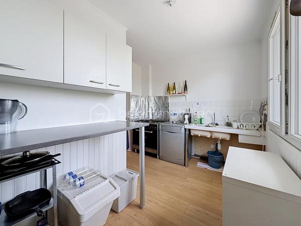 Évadez-vous dans le confort pratique de cet agréable appartement de 51 m², niché au cœur d'un quartier paisible tout en demeurant proche de l'animation urbaine. Profitez de la commodité d'un logement qui allie tranquillité et accessibilité.

Ce bien vous offre une pièce de vie spacieuse, s'ouvrant sur une cuisine fonctionnelle. Embrassez la lumière naturelle grâce au balcon privé. Idéal pour une première acquisition ou un investissement locatif.

Situé au 2ème étage d'une copropriété de 150 lots, construite en 1975, ce charmant appartement sans travaux à prévoir, dispose d'un parking inclus pour votre confort quotidien.

À proximité, retrouvez toutes les commodités : commerces, écoles et transports en commun pour une vie citadine simplifiée. Les charges annuelles de copropriété s'élèvent à 1200 €, vous assurant entretien et tranquillité d'esprit.

Ne manquez pas cette opportunité proposée par Eric TIRMAN. Un lieu inspirant pour concrétiser vos projets !