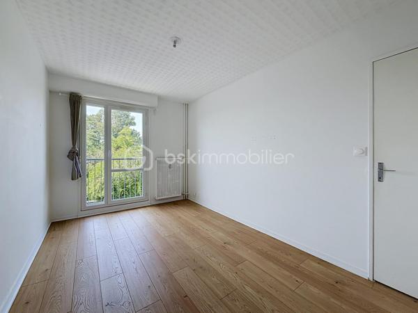 Évadez-vous dans le confort pratique de cet agréable appartement de 51 m², niché au cœur d'un quartier paisible tout en demeurant proche de l'animation urbaine. Profitez de la commodité d'un logement qui allie tranquillité et accessibilité.

Ce bien vous offre une pièce de vie spacieuse, s'ouvrant sur une cuisine fonctionnelle. Embrassez la lumière naturelle grâce au balcon privé. Idéal pour une première acquisition ou un investissement locatif.

Situé au 2ème étage d'une copropriété de 150 lots, construite en 1975, ce charmant appartement sans travaux à prévoir, dispose d'un parking inclus pour votre confort quotidien.

À proximité, retrouvez toutes les commodités : commerces, écoles et transports en commun pour une vie citadine simplifiée. Les charges annuelles de copropriété s'élèvent à 1200 €, vous assurant entretien et tranquillité d'esprit.

Ne manquez pas cette opportunité proposée par Eric TIRMAN. Un lieu inspirant pour concrétiser vos projets !