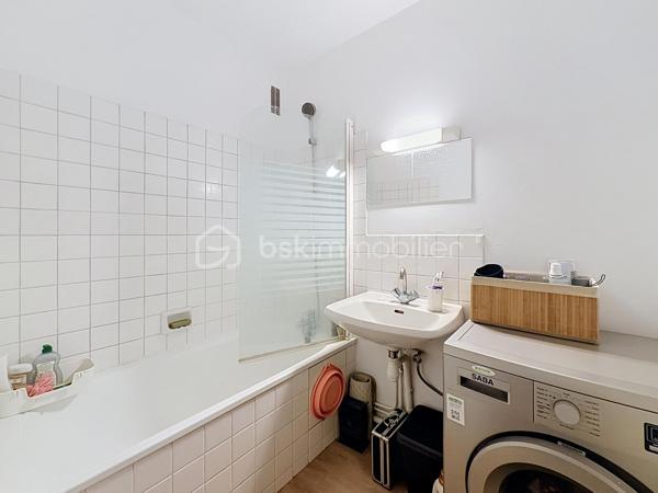 Évadez-vous dans le confort pratique de cet agréable appartement de 51 m², niché au cœur d'un quartier paisible tout en demeurant proche de l'animation urbaine. Profitez de la commodité d'un logement qui allie tranquillité et accessibilité.

Ce bien vous offre une pièce de vie spacieuse, s'ouvrant sur une cuisine fonctionnelle. Embrassez la lumière naturelle grâce au balcon privé. Idéal pour une première acquisition ou un investissement locatif.

Situé au 2ème étage d'une copropriété de 150 lots, construite en 1975, ce charmant appartement sans travaux à prévoir, dispose d'un parking inclus pour votre confort quotidien.

À proximité, retrouvez toutes les commodités : commerces, écoles et transports en commun pour une vie citadine simplifiée. Les charges annuelles de copropriété s'élèvent à 1200 €, vous assurant entretien et tranquillité d'esprit.

Ne manquez pas cette opportunité proposée par Eric TIRMAN. Un lieu inspirant pour concrétiser vos projets !