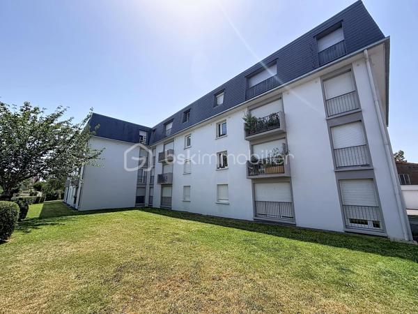 Évadez-vous dans le confort pratique de cet agréable appartement de 51 m², niché au cœur d'un quartier paisible tout en demeurant proche de l'animation urbaine. Profitez de la commodité d'un logement qui allie tranquillité et accessibilité.

Ce bien vous offre une pièce de vie spacieuse, s'ouvrant sur une cuisine fonctionnelle. Embrassez la lumière naturelle grâce au balcon privé. Idéal pour une première acquisition ou un investissement locatif.

Situé au 2ème étage d'une copropriété de 150 lots, construite en 1975, ce charmant appartement sans travaux à prévoir, dispose d'un parking inclus pour votre confort quotidien.

À proximité, retrouvez toutes les commodités : commerces, écoles et transports en commun pour une vie citadine simplifiée. Les charges annuelles de copropriété s'élèvent à 1200 €, vous assurant entretien et tranquillité d'esprit.

Ne manquez pas cette opportunité proposée par Eric TIRMAN. Un lieu inspirant pour concrétiser vos projets !