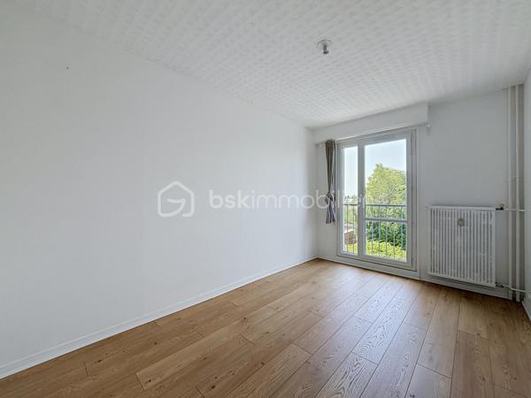 Nous vous proposons en EXCLUSIVITE cet appartement de 2 pièces situé dans une résidence privée et sécurisée avec ascenseur et une place de parking privative qui se compose d'une entrée avec ses rangements, un séjour donnant sur un balcon sans vis-à-vis, une cuisine équipée, une arrière cuisine, une chambre, une salle de bains, un cellier et un WC. Cet appartement proche des commerces, des écoles et des transports est idéal pour un premier achat ou pour un investissement locatif. Pour plus de renseignements merci de contacter Monsieur TIRMAN Eric.