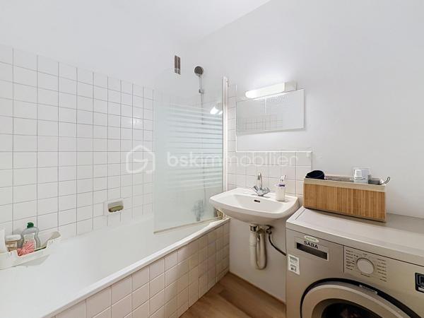 Nous vous proposons en EXCLUSIVITE cet appartement de 2 pièces situé dans une résidence privée et sécurisée avec ascenseur et une place de parking privative qui se compose d'une entrée avec ses rangements, un séjour donnant sur un balcon sans vis-à-vis, une cuisine équipée, une arrière cuisine, une chambre, une salle de bains, un cellier et un WC. Cet appartement proche des commerces, des écoles et des transports est idéal pour un premier achat ou pour un investissement locatif. Pour plus de renseignements merci de contacter Monsieur TIRMAN Eric.