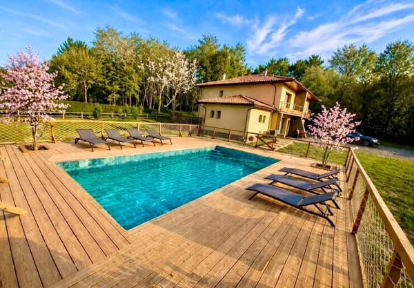 Propriété de prestige (2 habitations) avec piscine dans un écrin de verdure à SAINT JULIEN EN BORN (40)