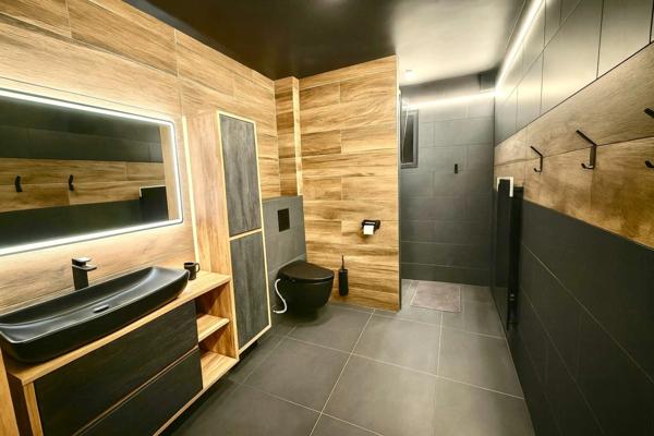 Propriété de prestige (2 habitations) avec piscine dans un écrin de verdure à SAINT JULIEN EN BORN (40)