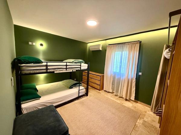 Propriété de prestige (2 habitations) avec piscine dans un écrin de verdure à SAINT JULIEN EN BORN (40)