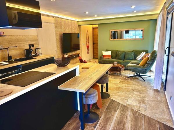 Propriété de prestige (2 habitations) avec piscine dans un écrin de verdure à SAINT JULIEN EN BORN (40)