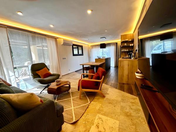 Propriété de prestige (2 habitations) avec piscine dans un écrin de verdure à SAINT JULIEN EN BORN (40)