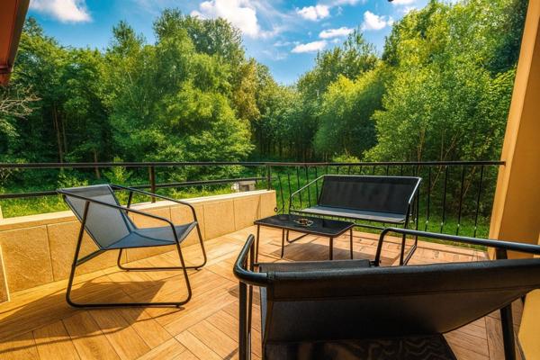 Propriété de prestige (2 habitations) avec piscine dans un écrin de verdure à SAINT JULIEN EN BORN (40)