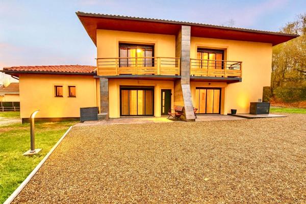 Propriété de prestige (2 habitations) avec piscine dans un écrin de verdure à SAINT JULIEN EN BORN (40)