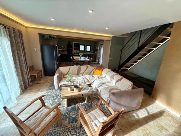 Propriété de prestige (2 habitations) avec piscine dans un écrin de verdure à SAINT JULIEN EN BORN (40)