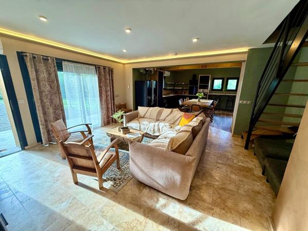 Propriété de prestige (2 habitations) avec piscine dans un écrin de verdure à SAINT JULIEN EN BORN (40)