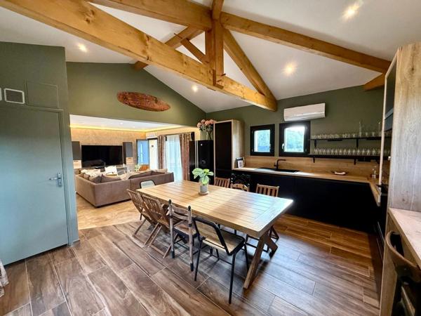 Propriété de prestige (2 habitations) avec piscine dans un écrin de verdure à SAINT JULIEN EN BORN (40)