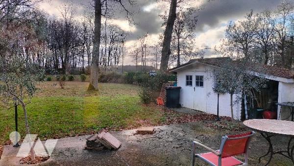 L'Etude Notariale vous propose cette maison en très bon état au calme avec vue dégagée