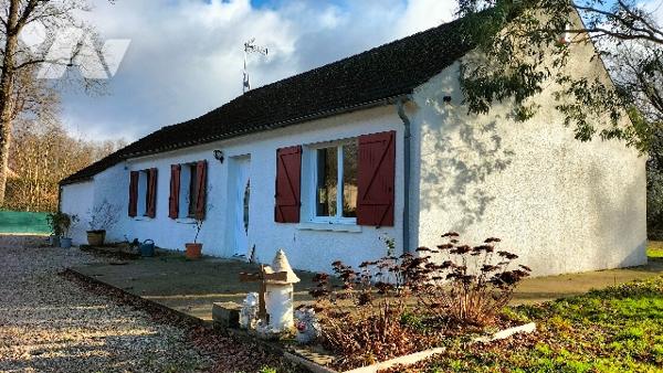 L'Etude Notariale vous propose cette maison en très bon état au calme avec vue dégagée