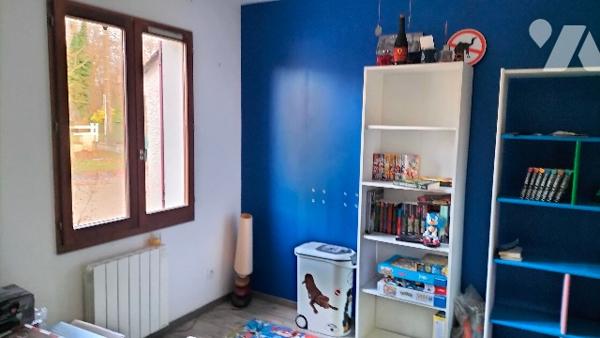 L'Etude Notariale vous propose cette maison en très bon état au calme avec vue dégagée