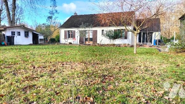 L'Etude Notariale vous propose cette maison en très bon état au calme avec vue dégagée