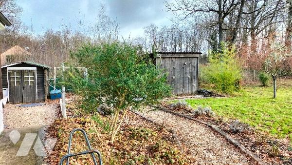 L'Etude Notariale vous propose cette maison en très bon état au calme avec vue dégagée