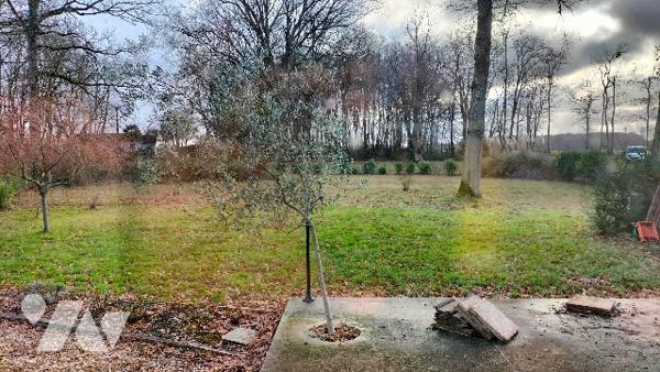 L'Etude Notariale vous propose cette maison en très bon état au calme avec vue dégagée