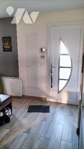 L'Etude Notariale vous propose cette maison en très bon état au calme avec vue dégagée