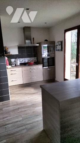 L'Etude Notariale vous propose cette maison en très bon état au calme avec vue dégagée