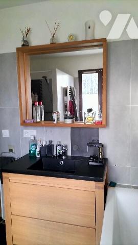 L'Etude Notariale vous propose cette maison en très bon état au calme avec vue dégagée