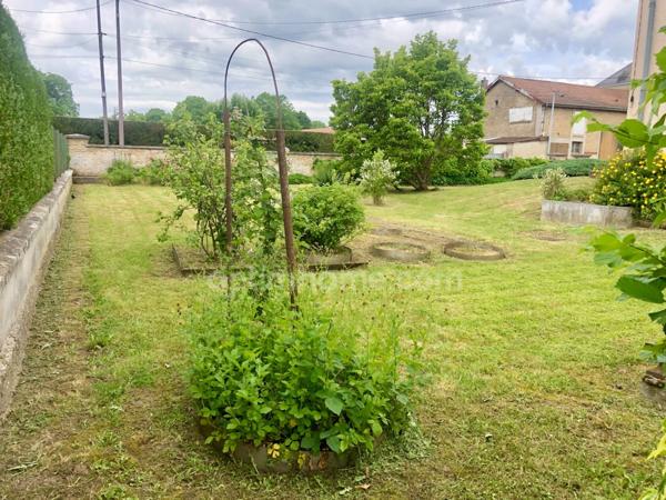 Maison individuelle – Vie de plain-pied – 5 chambres possibles – Sous-sol complet – Terrain clos de 1 000 m² – Mouzon (proche Belgique)