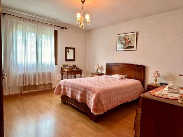 Maison individuelle – Vie de plain-pied – 5 chambres possibles – Sous-sol complet – Terrain clos de 1 000 m² – Mouzon (proche Belgique)