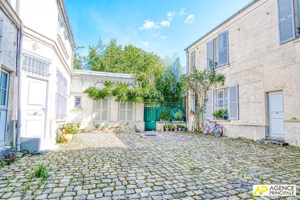 Versailles Notre dame Boulevard de la Reine , appartement 3 pièces 79M² carrez situé au 2-éme étage d'un immeuble 18 -ème. 698 000 € **  - Référence  28741