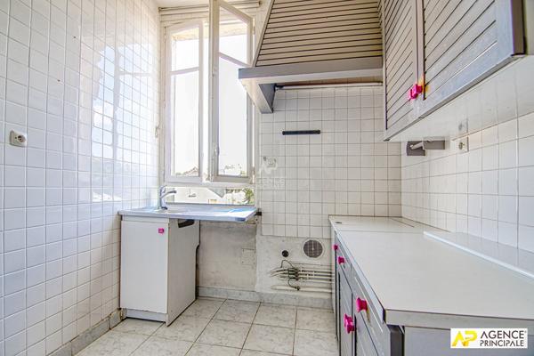 Versailles Notre dame Boulevard de la Reine , appartement 3 pièces 79M² carrez situé au 2-éme étage d'un immeuble 18 -ème. 698 000 € **  - Référence  28741