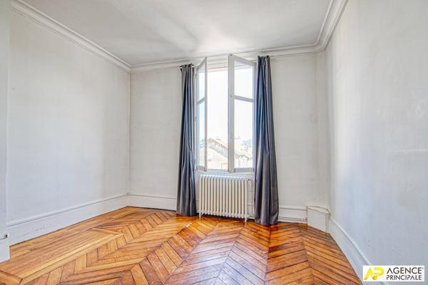 Versailles Notre dame Boulevard de la Reine , appartement 3 pièces 79M² carrez situé au 2-éme étage d'un immeuble 18 -ème. 698 000 € **  - Référence  28741