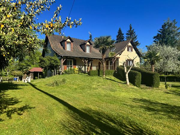 Spacieuse  Maison de 185 m² habitables, idéal pour accueillir toute la famille, implantée sur un terrain clos de 2 510 m².