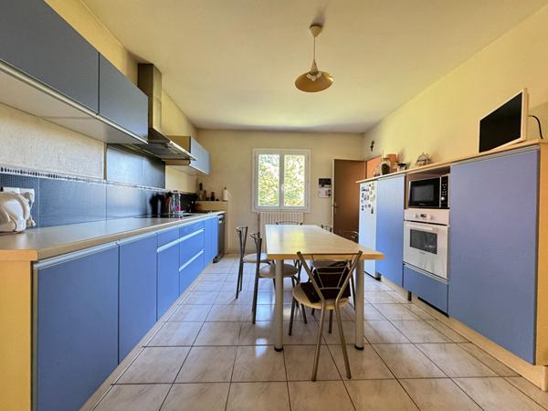 Spacieuse  Maison de 185 m² habitables, idéal pour accueillir toute la famille, implantée sur un terrain clos de 2 510 m².