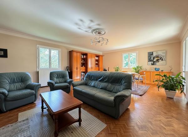 Spacieuse  Maison de 185 m² habitables, idéal pour accueillir toute la famille, implantée sur un terrain clos de 2 510 m².